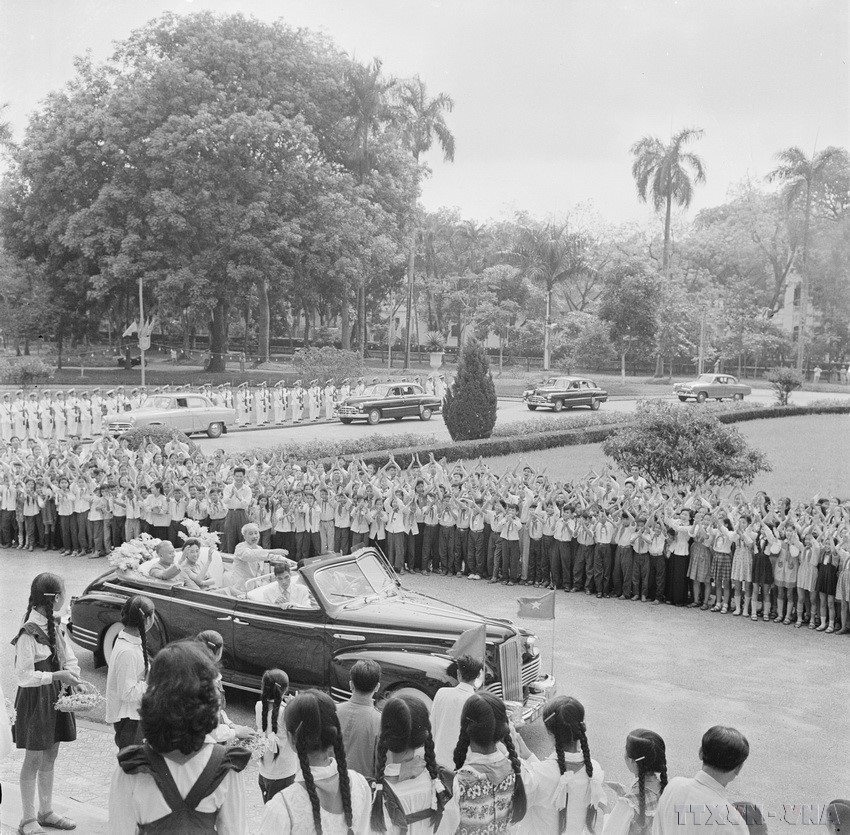 胡志明主席主持仪式，欢迎中华人民共和国主席刘少奇对越南进行正式友好访问（河内，1963年5月10日）。（图： 越通社）