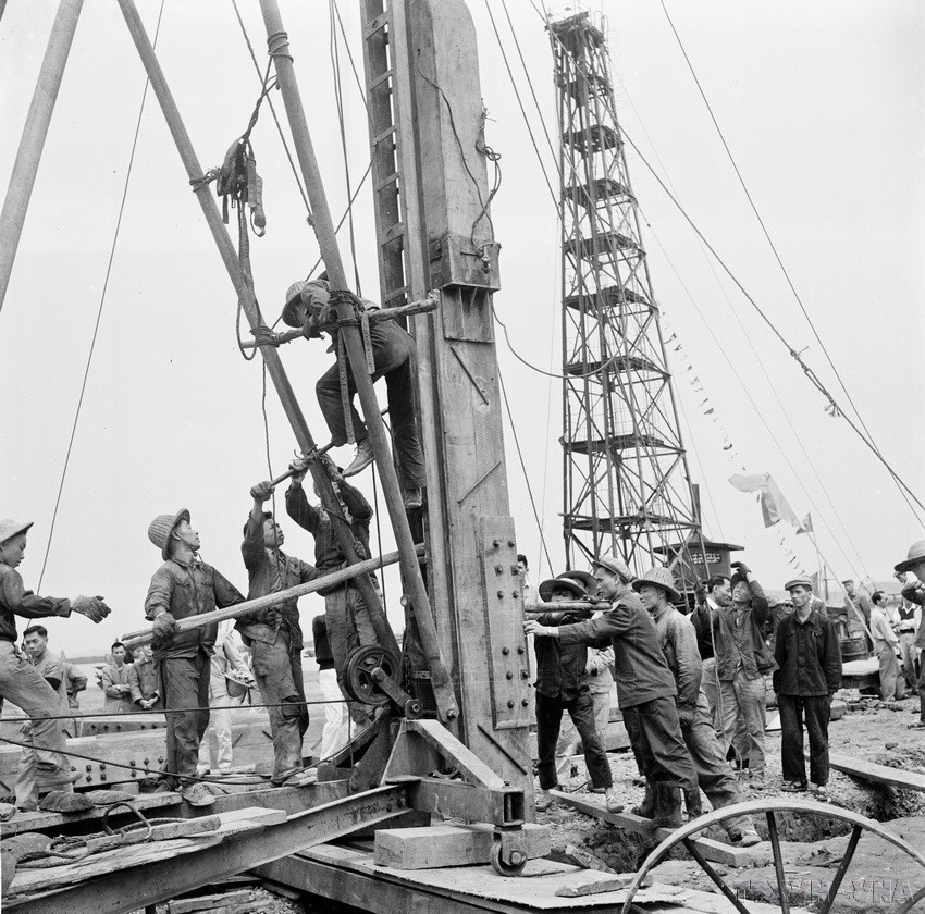 中国和越南技术工人在海防造船厂操作打桩机（1960年）。（图：越通社）