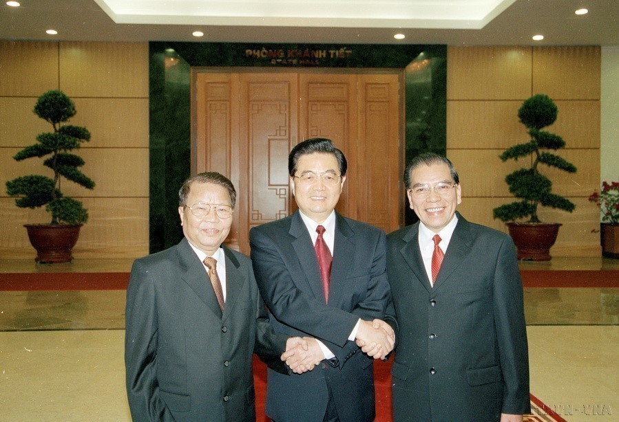 2005年，越中双方就两国关系提出了“好邻居、好朋友、好同志、好伙伴” 四好”精神。图为：越南共产党中央总书记农德孟、国家主席陈德良同正在访问越南的中共中央总书记、国家主席胡锦涛合影（河内，2005年10月31日）。（图：越通社）