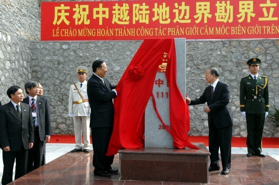 越南政府副总理、外交部长范家谦与中国国务委员戴秉国在越中陆地边界勘界立碑圆满结束仪式上，为伫立中越两国边境的第１１１７号界碑揭幕（2009年2月23日）。（图：越通社）