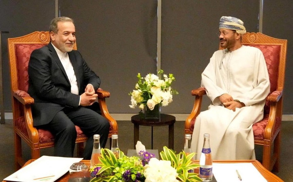 4月12日，伊朗外交部长阿巴斯·阿拉格齐（左）在马斯喀特会见阿曼外交部长赛义德·巴德尔·布赛义迪。（图：路透社）