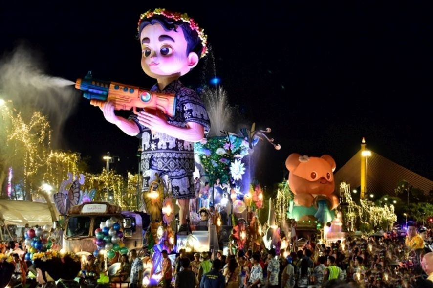 活动中巡游的主题花车。