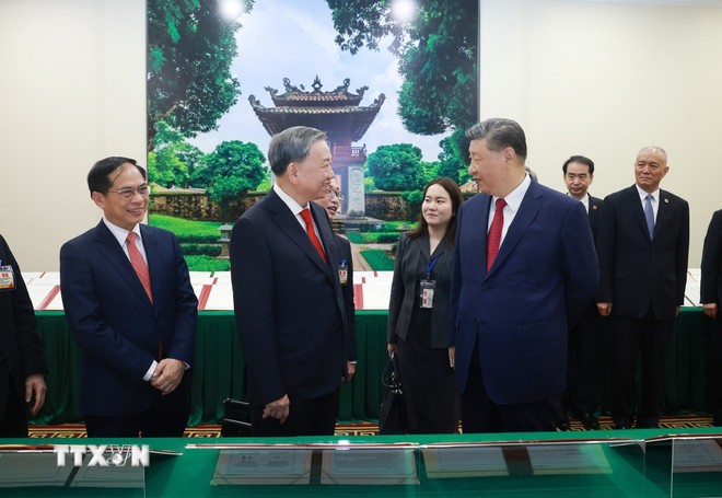 苏林总书记和中共中央总书记、中国国家主席习近平共同见证了两国合作文件展示。（图：越通社）