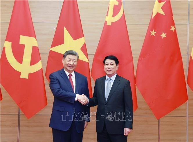 国家主席梁强与中共中央总书记、中国国家主席习近平合影。（图：越通社）