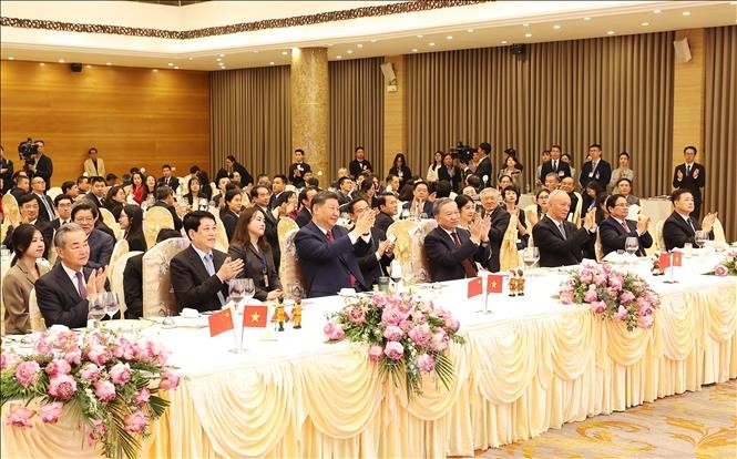 两国代表出席。 （图：越通社）