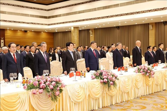 代表们进行升旗仪式。 （图：越通社）