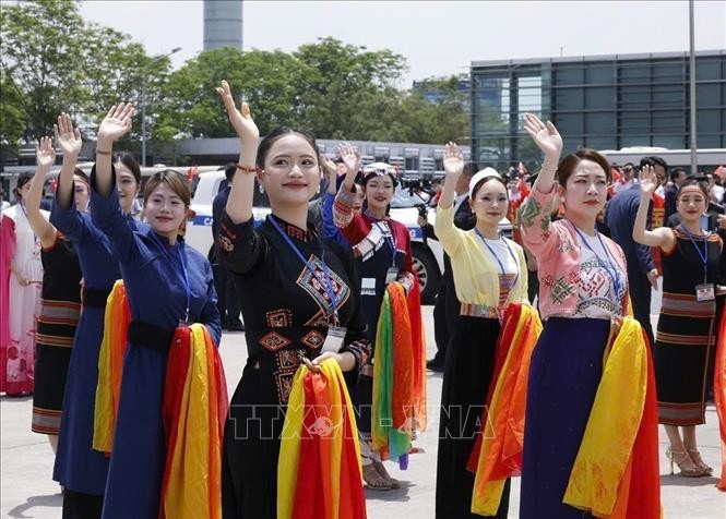 在内牌国际机场举行欢迎中共中央总书记、国家主席习近平的文艺活动。（图：越通社）