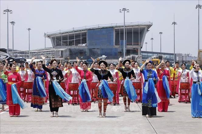在内牌国际机场举行欢迎中共中央总书记、国家主席习近平的文艺活动。（图：越通社）
