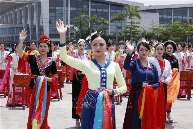 在内牌国际机场举行欢迎中共中央总书记、国家主席习近平的文艺活动。（图：越通社）