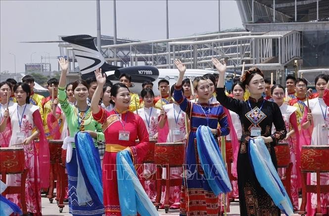 在内牌国际机场举行欢迎中共中央总书记、国家主席习近平的文艺活动。（图：越通社）