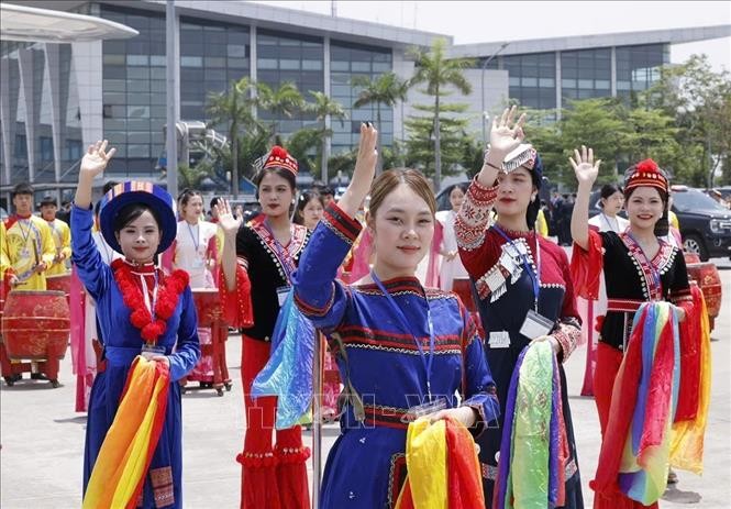 在内牌国际机场举行欢迎中共中央总书记、国家主席习近平的文艺活动。（图：越通社）