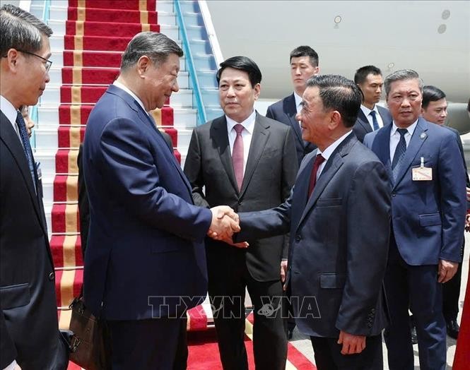 越南党中央政治局委员、国家主席梁强，党中央政治局委员、中央书记处常务书记陈锦秀在内牌机场迎接习近平同志。（图：越通社）