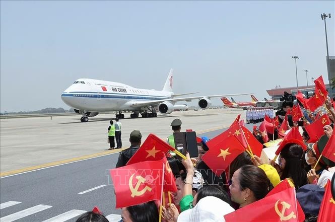中共中央总书记、国家主席习近平率领的中方高级代表团乘坐的专机降落内牌国际机场。（图：越通社）