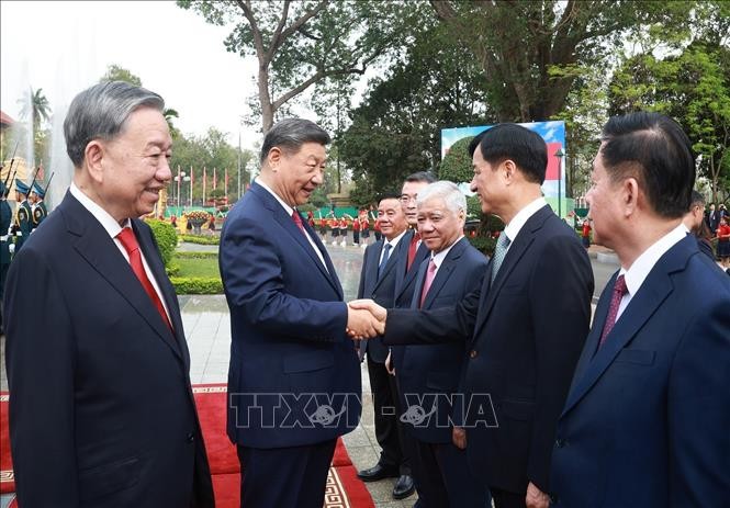 苏林总书记向习近平总书记、国家主席介绍越南高级代表团成员。（图：越通社）