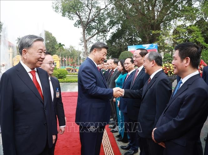 苏林总书记向习近平总书记、国家主席介绍越南高级代表团成员。（图：越通社）