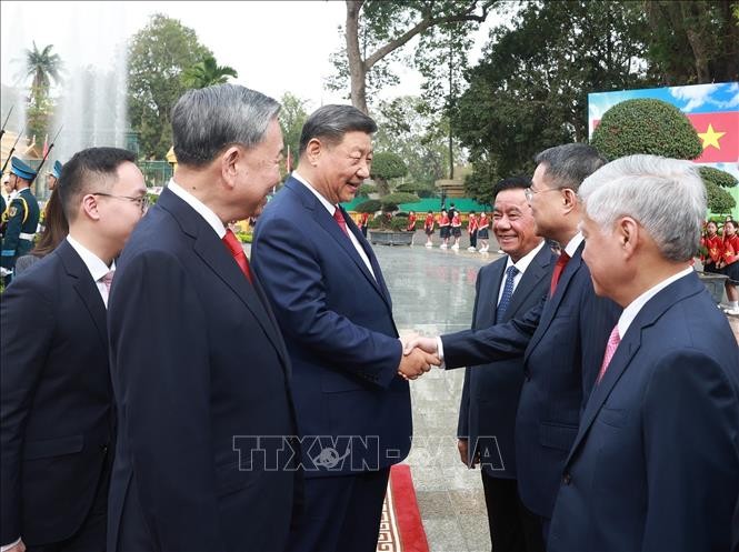 苏林总书记向习近平总书记、国家主席介绍越南高级代表团成员。（图：越通社）