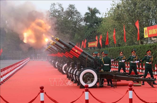鸣放21响礼炮欢迎中共中央总书记、中国国家主席习近平对越南进行国事访问。（图：越通社）