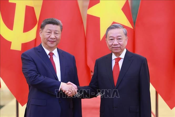 苏林总书记与中共中央总书记、中国国家主席习近平合影。（图：越通社）