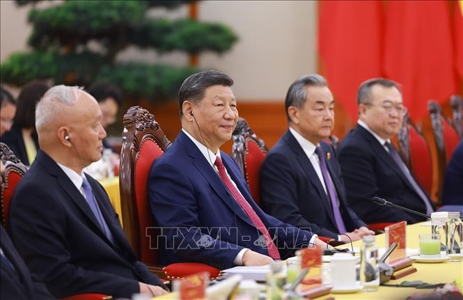 中共中央总书记、中国国家主席习近平与中方高级代表团。（图：越通社）