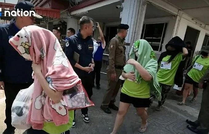  泰国警方3月5日拘留了100名当地诈骗分子，涉嫌参与柬埔寨境内的诈骗中心。（图：互联网）