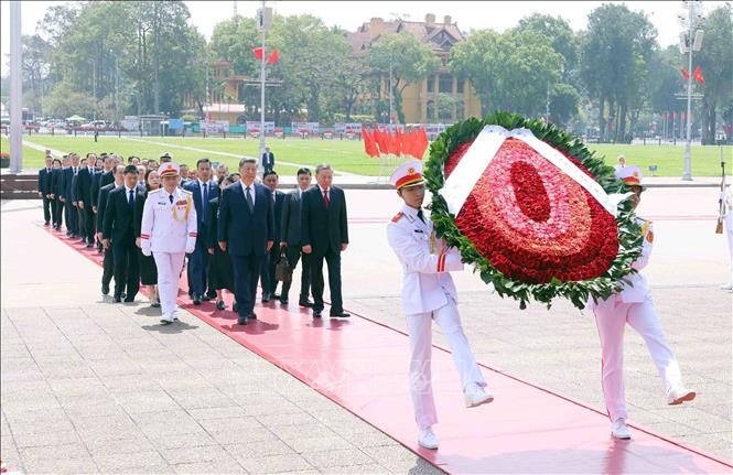 中共中央总书记、中国国家主席习近平与代表悼念胡志明主席。（图：越通社）