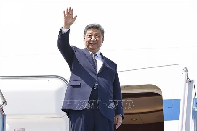 中共中央总书记、中国国家主席习近平向欢送队伍挥手道别。（图：越通社）