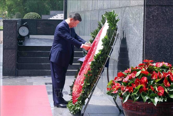 中共中央总书记、中国国家主席习近平向胡志明主席陵敬献花圈。（图：越通社）