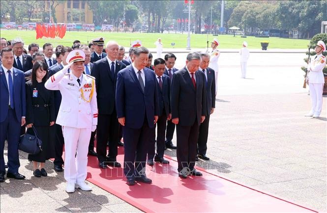 中共中央总书记、中国国家主席习近平晋谒胡志明主席陵。（图：越通社）