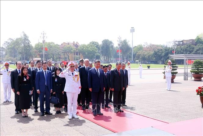 中共中央总书记、中国国家主席习近平晋谒胡志明主席陵。（图：越通社）