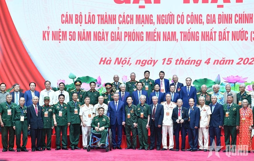 党中央总书记苏林同与会代表合影。（图：人民军队报）