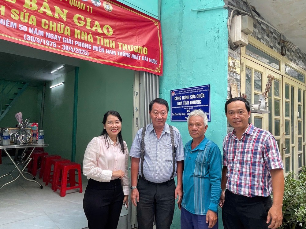庆云南院住持周华邦向阮文贵移交“温情屋”工程。 D2.jpg