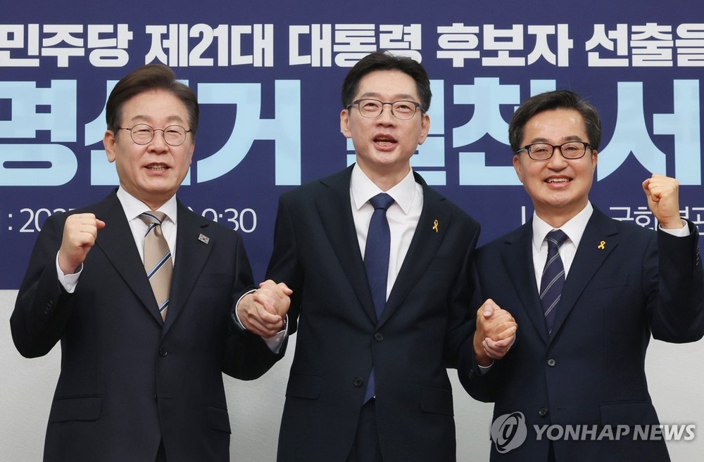 4月16日,在首尔汝矣岛的国会大楼,李在明(左起)、金庆洙和金东兖出席“践行公正选举宣誓仪式”。(图:韩联社)