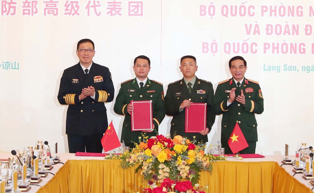 越中两国国防部长见证两国框架文件的签署仪式。