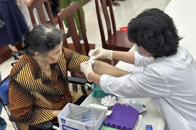 医护人员正在为尚未确实身份烈士亲属采集DNA样本。（图：锦雪）