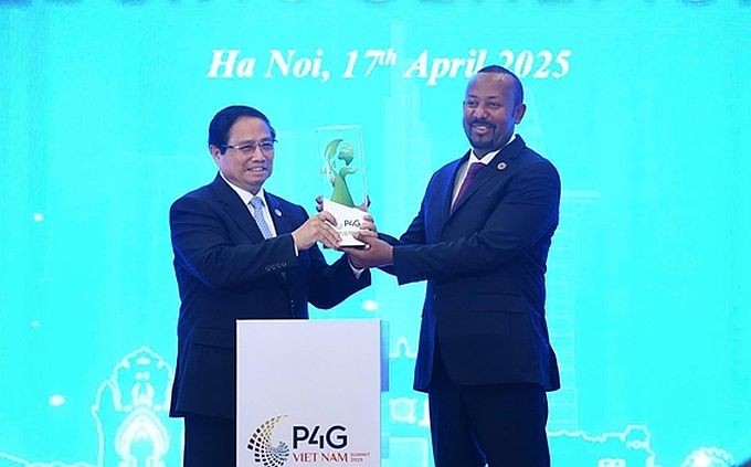 政府总理范明政向埃塞俄比亚总理移交第五届P4G峰会主办国角色。