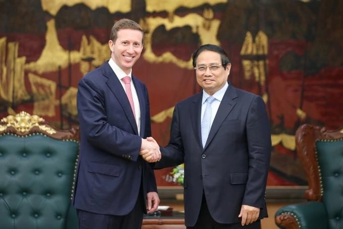 政府总理范明政（右）与 Warburg Pincus总经理兼美国-东盟商务理事会(USABC)主席杰弗里·珀尔曼握手合影。（图：VGP）