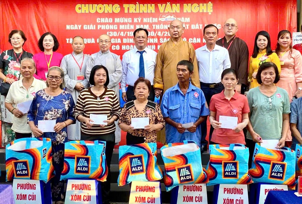 各贵宾、党政领导与赞助商为清贫家庭发放礼品。