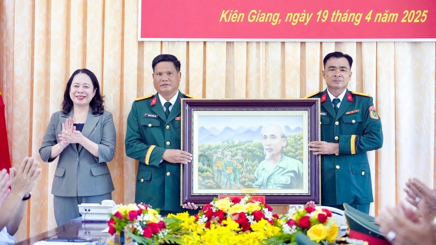 国家副主席武氏映春探望并向第九军区330号师的20号团赠送纪念品。（图：TH）