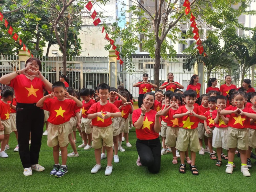 一幼儿园师生身着国旗T恤，欢庆即将来临的大节日。