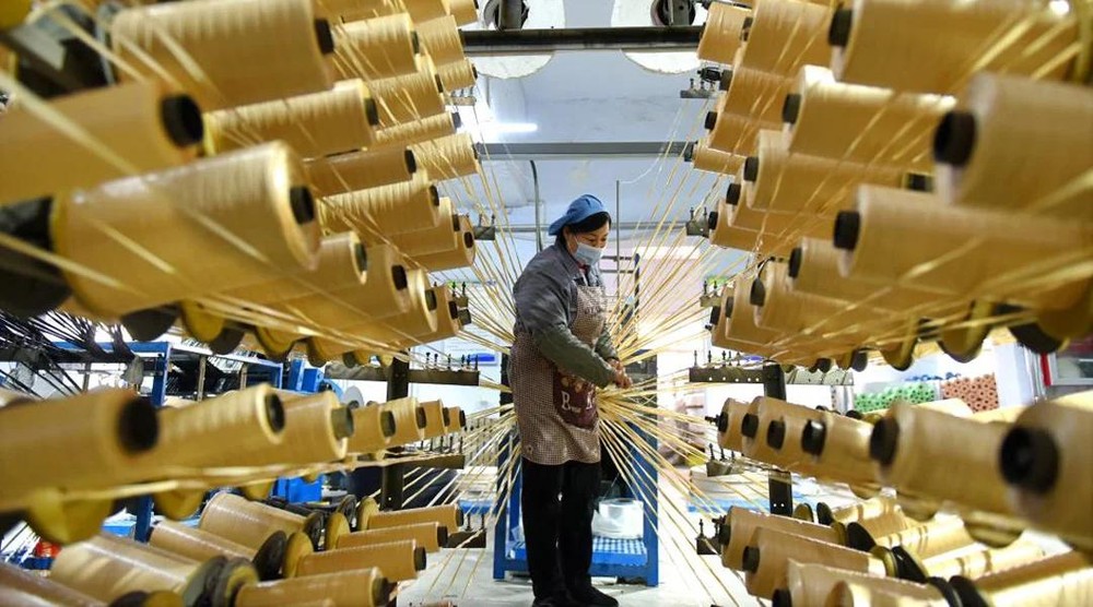 一名工人在山东省淄博市一家工厂内工作。（图：新华社）