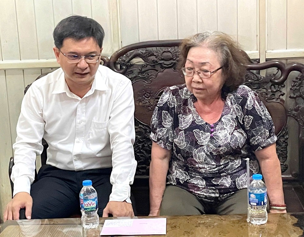 市委常务委员、市委宣教与民运处主任阮孟强率团探望已故华人革命老前辈蚁团(六林)的家属。 d1.jpg