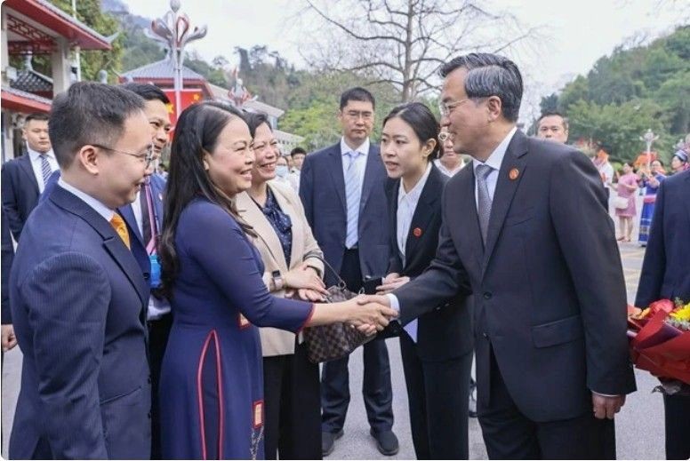 中国全国政协副秘书长张茂于在越中友谊国际口岸(谅山)迎接代表团来访。(图:越通社)