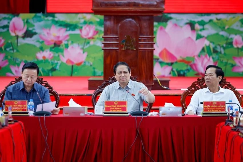 政府总理范明政(中)主持会议并发表讲话。(图:VGP)