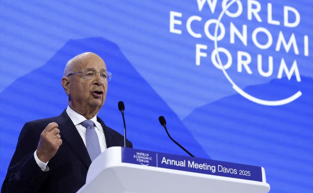 图为世界经济论坛创始人兼主席克劳斯·施瓦布出席在达沃斯举行的世界经济论坛 (WEF) 年会的一场会议。（图：Getty Images）