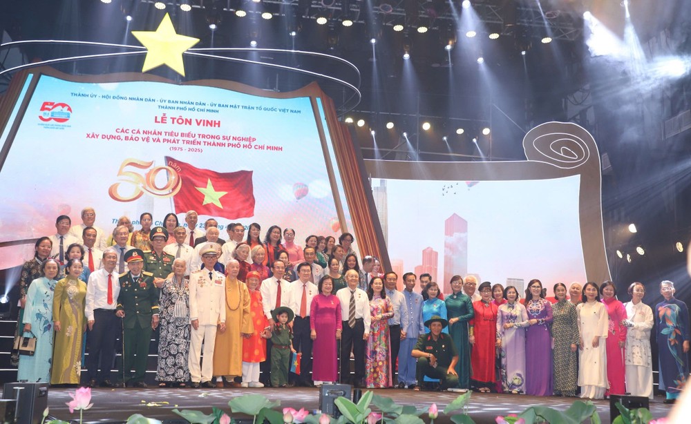 市领导同与会代表在仪式上合影留念。（图：潘英）