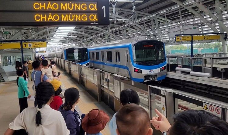 乘客在等待地铁列车进站。(图:越通社)