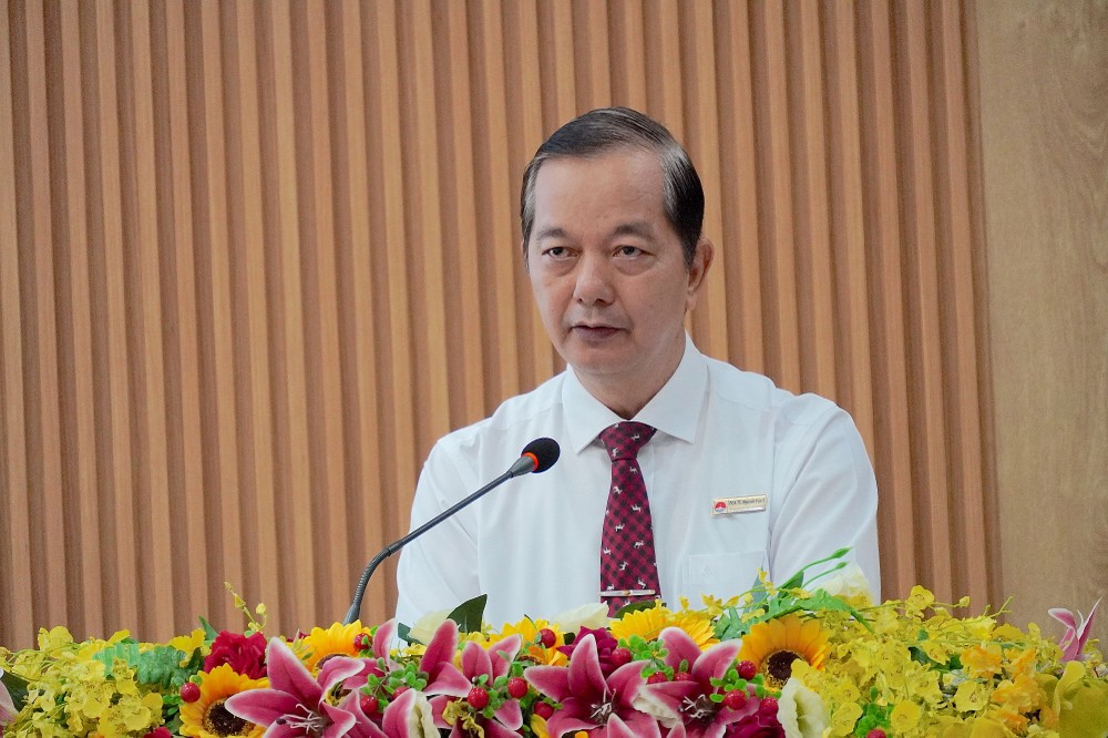 学院副院长阮文伊副教授在研讨会上发言。(图:芳苑)