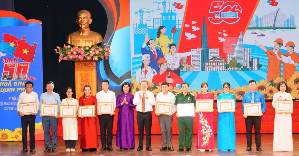 第一郡领导在纪念聚会上向取得佳绩的集体颁发奖状。（图：秋红）