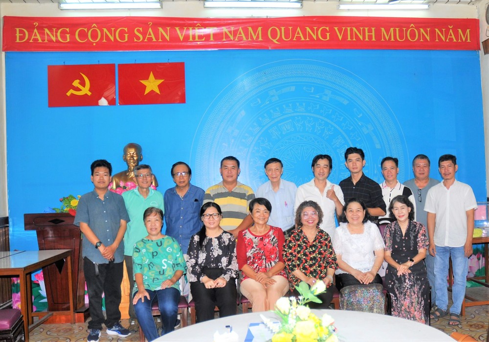 华人艺人为庆祝南方解放50周年积极创作