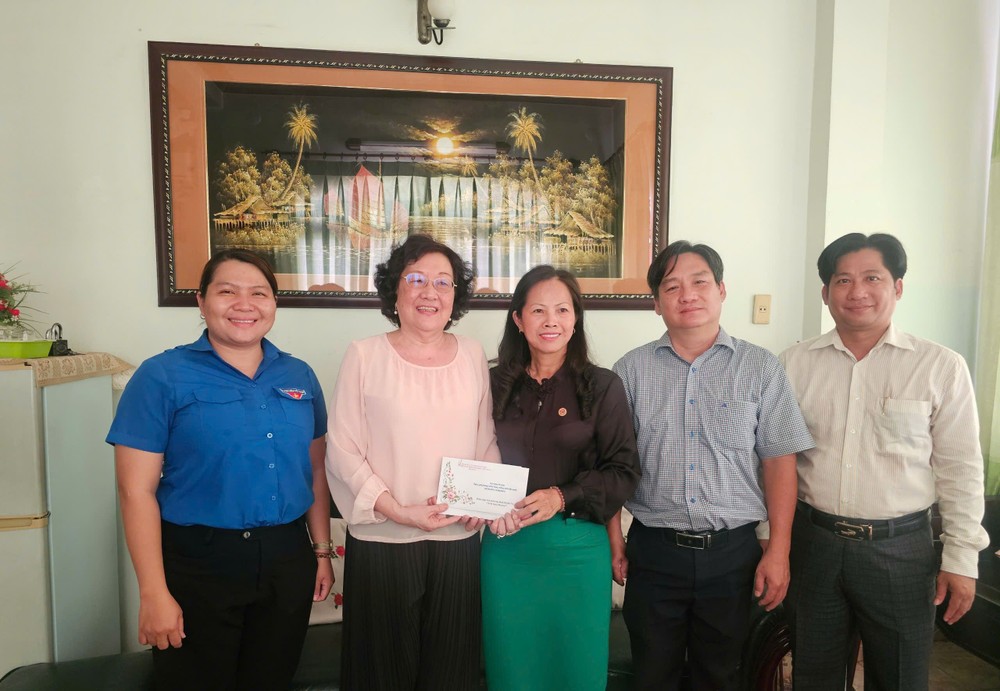 探望华人有功者